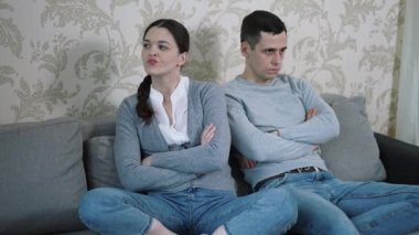 Bir erkek ve bir kadın birbirlerine kırgınlar.