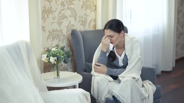 Mujer llorando en la habitación — Vídeos de Stock