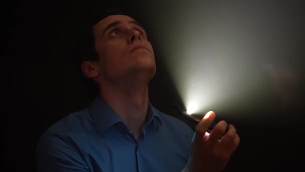 Man uses flashlight on smartphone — Stock Video