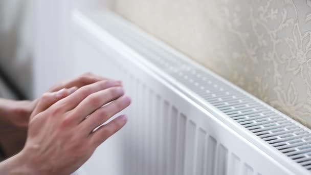 人们检查暖气散热器的温度 — 图库视频影像