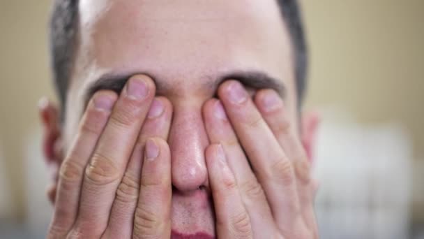 थकलेला माणूस त्याचे डोळे रबडतो — स्टॉक व्हिडिओ