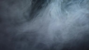 Karanlık bir odada sigara içmek.