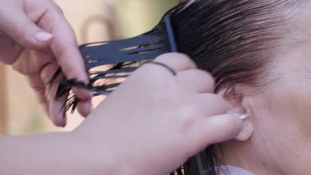 Kapper knipt het haar van volwassen vrouw — Stockvideo