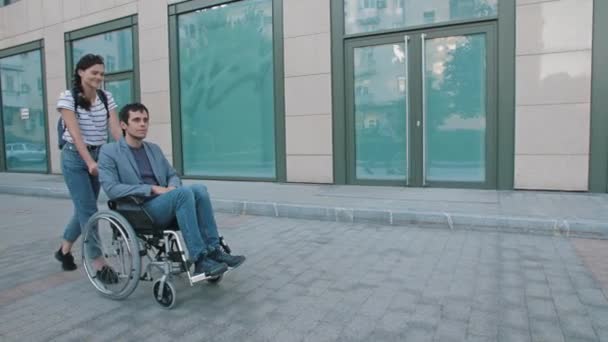 Vrouw die met een gehandicapte loopt — Stockvideo