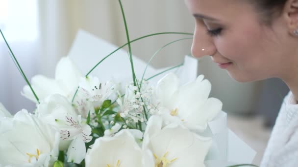 Chica admira un hermoso ramo de flores — Vídeo de stock