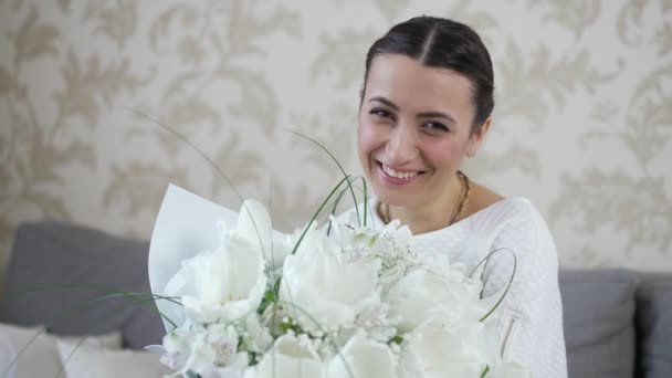 Mujer alegre con ramo de flores — Vídeos de Stock