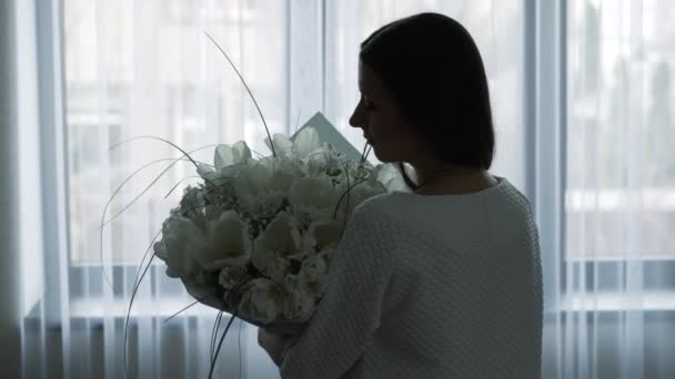 Silueta de mujer con flores — Vídeos de Stock
