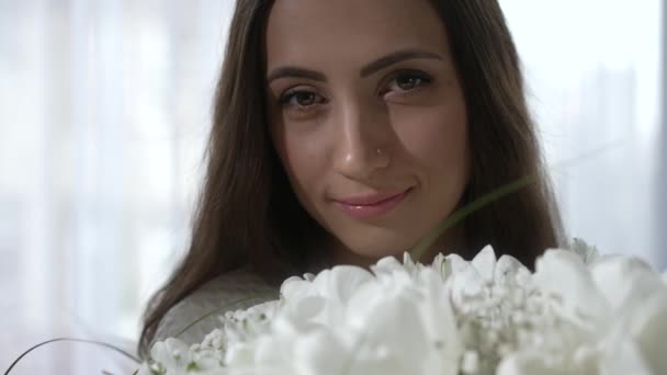 Retrato de una mujer con flores — Vídeos de Stock