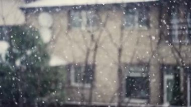 Evin önüne kar yağıyor.