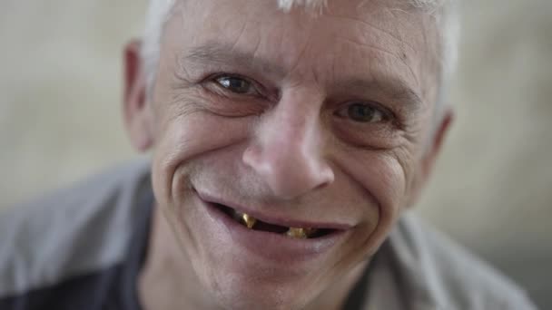 Dişleri olmayan komik olgun bir adam. — Stok video