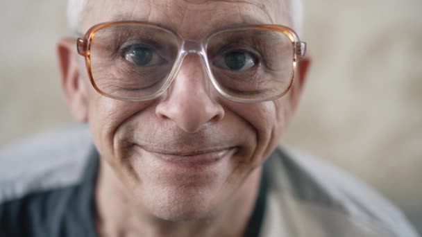 Az idős ember vicces arcot vág. — Stock videók