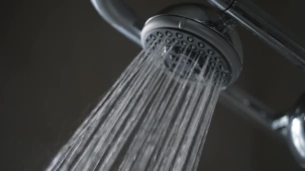 Cabeza de ducha moderna salpicando agua — Vídeo de stock