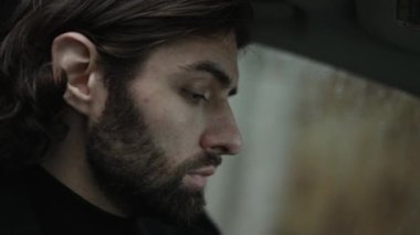 Yakışıklı adam araba kullanıyor.