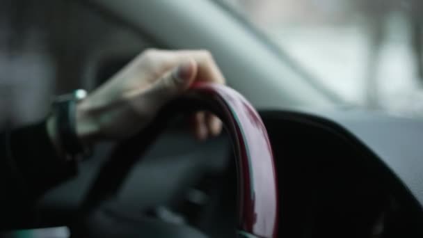 Mężczyzna prowadzący samochód, trzymający rękę na kierownicy. — Wideo stockowe