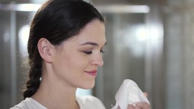 Kadın, erkeğin gömleğini kokluyor.