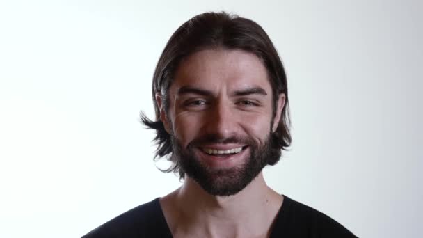 Портрет усміхненого красивого чоловіка — стокове відео