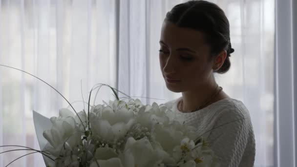 Mujer joven con ramo de flores — Vídeos de Stock