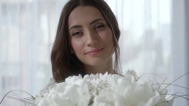 Portret szczęśliwej młodej kobiety z kwiatami — Wideo stockowe