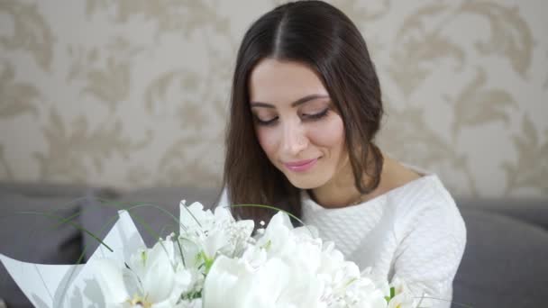 Kvinna tittar på buketten av blommor — Stockvideo