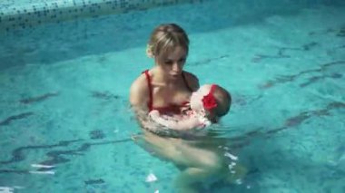 Anne ve bebeği havuzda.