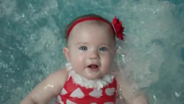 Baby girl in the jacuzzi — Stock Video