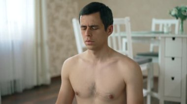 Adam meditasyon yaparken telefonu açar.