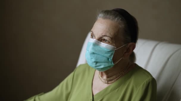 Old woman in face mask on quarantine — Stock Video