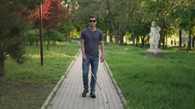 Parkta bastonlu kör bir adam