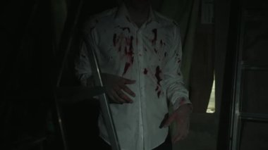 Karanlık bir odada yürüyen bir ölü.