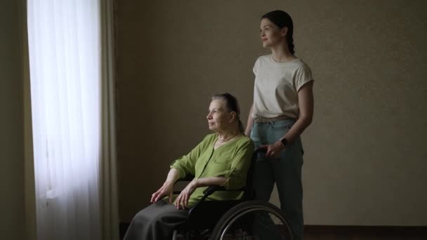 Ηλικιωμένη γυναίκα με τον φροντιστή της στο σπίτι — Αρχείο Βίντεο