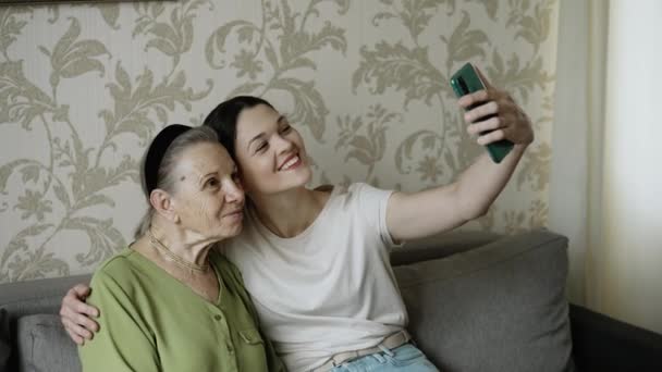 Wnuczka robi sobie selfie z babcią — Wideo stockowe