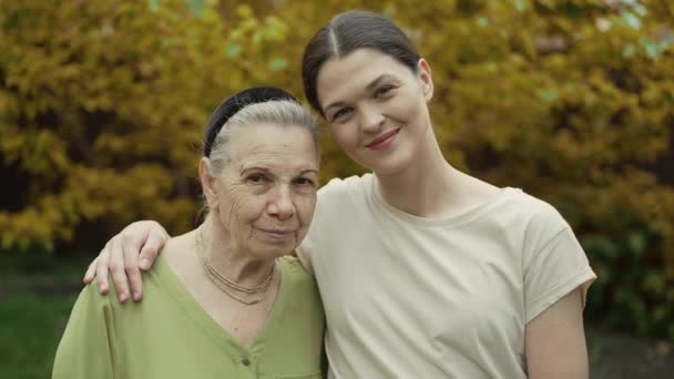 Портрет бабусі та онуки — стокове відео