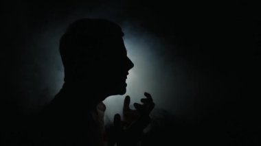 Geceleri zombi dişlerini gösterip homurdanıyor.