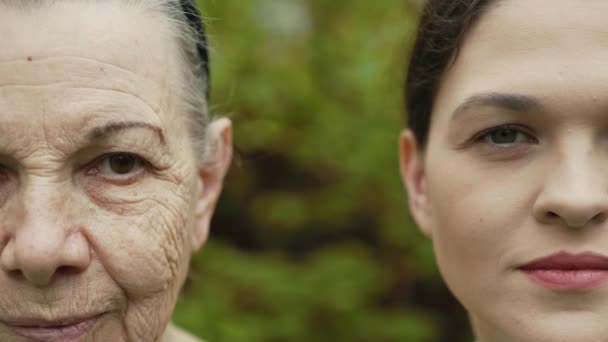 Портрет старої і молодої жінки — стокове відео