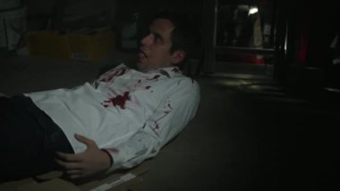 Ölü adam canlanır ve zombi olur.