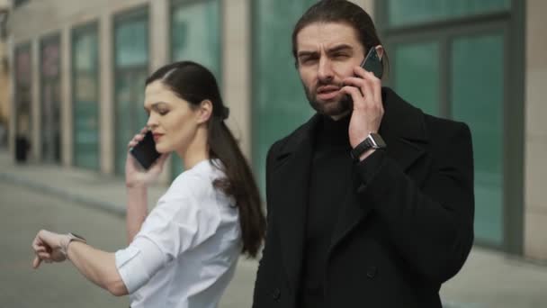 Επιχειρηματίες που μιλάνε στο τηλέφωνο — Αρχείο Βίντεο