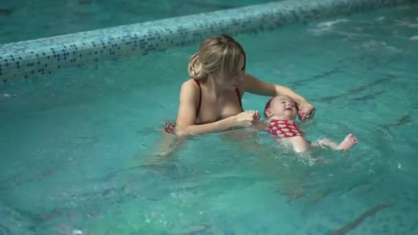 Niña con su madre en la piscina — Vídeo de stock