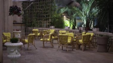 Boş bir sokak kafesi. Salgın konsepti