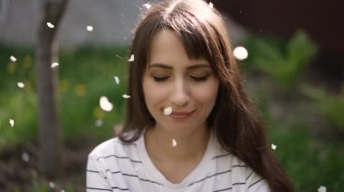 Ağacın yaprakları genç kadının üzerine düşüyor.