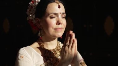 Hare Krishna Kadın namaste pozisyonunda