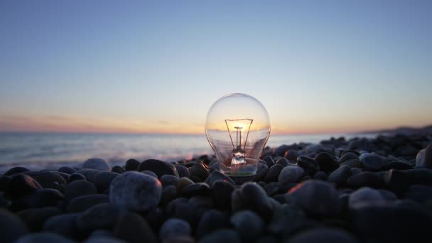 Le soleil brille à travers une ampoule — Video