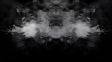 Siyah arkaplanda dumanın ayna yansıması