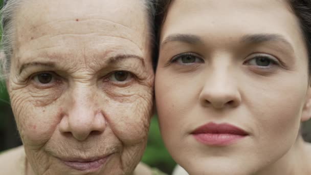 Gamle og unge ansikter hos en kvinne – stockvideo