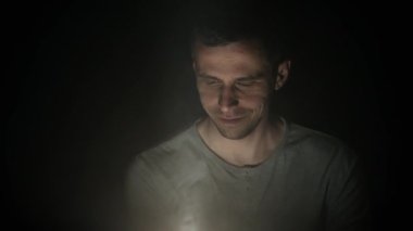 Adam parlayan bir şeye bakıyor.