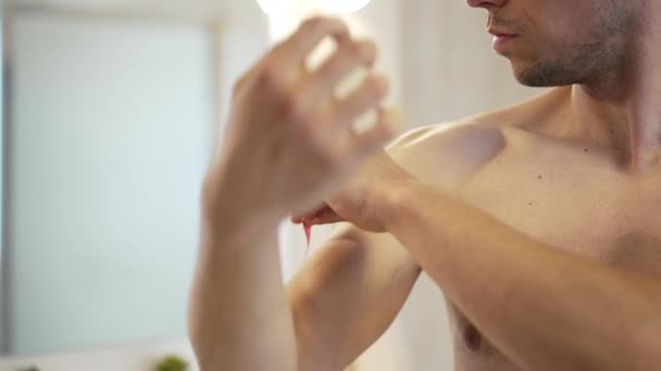 A férfi mérőszalaggal méri a bicepszet. — Stock videók