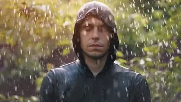 Man stands in the rain — Stockvideo