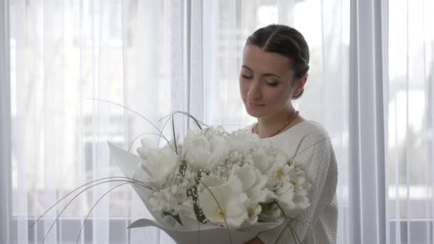 Mujer con ramo de tulipanes — Vídeos de Stock