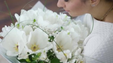 Beyaz çiçekli kadın