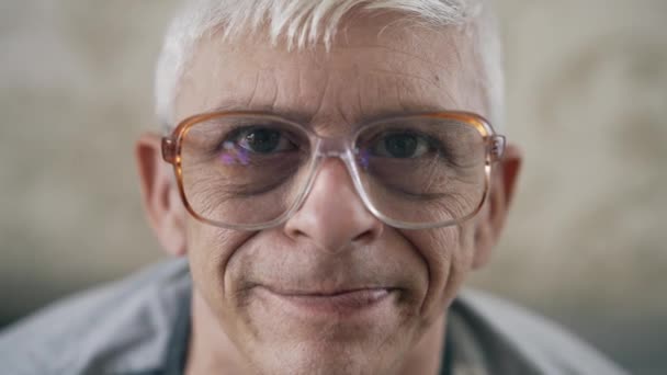 Portræt af ældre mand i briller – Stock-video