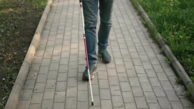 Bastonlu kör bir adamın ayakları.